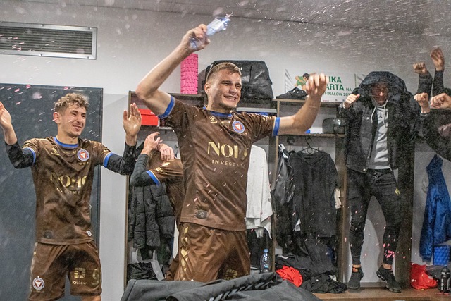 间高强度的 间高强度的